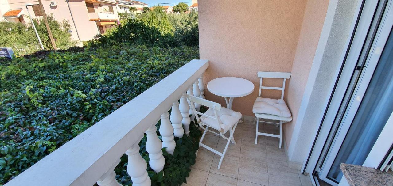 Apartmani Mira Vodice Eksteriør billede